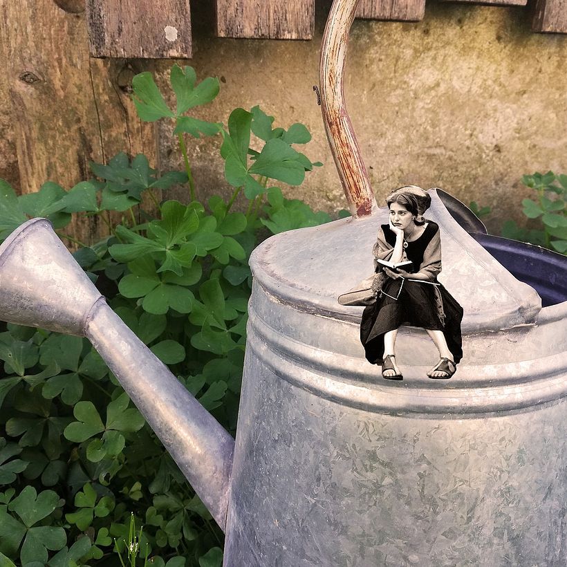 "Pensadora" de la Serie Jardines. Pueden ver más en el instagram @cerezanegracollage 