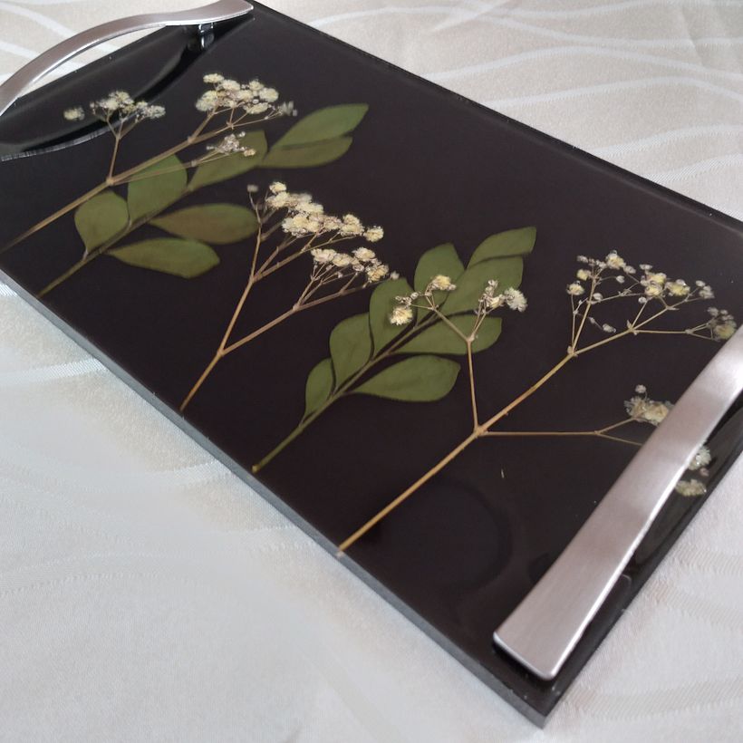 Bandeja decorativa hecha con resina epoxi y flores secas