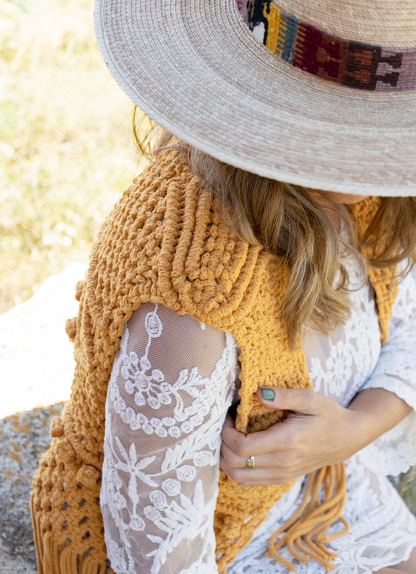 Chaleco macramé mostaza con flecos - Design de acessórios