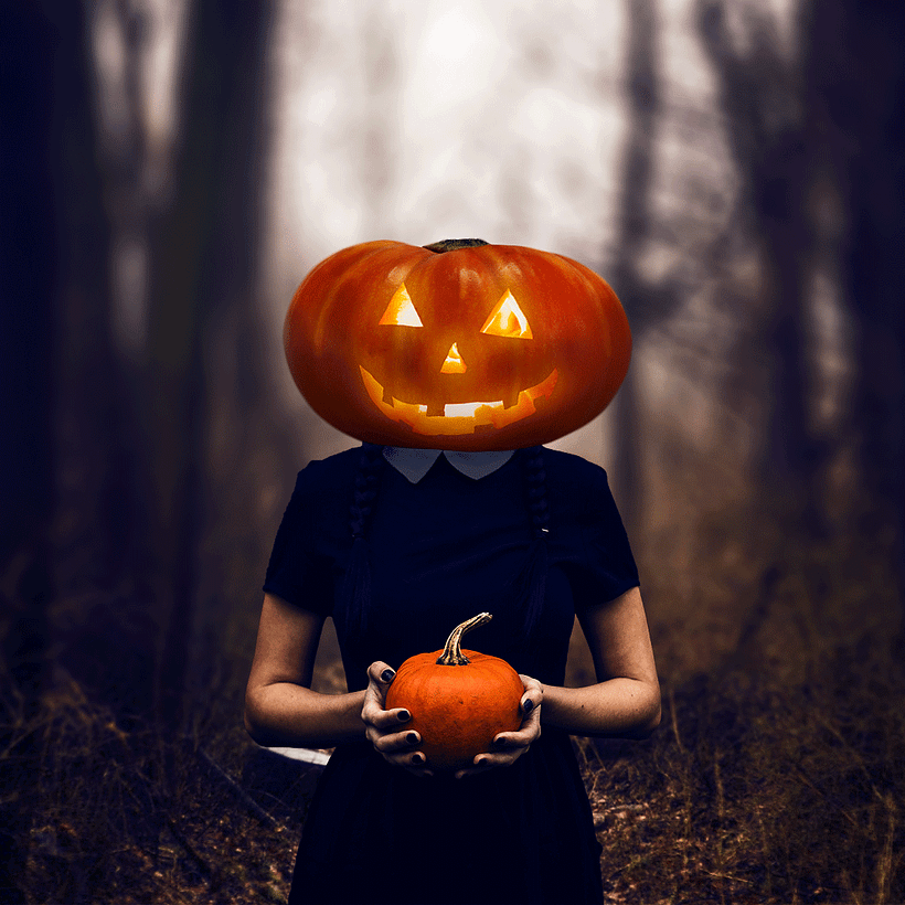 Cambiando la cabieza de la mujer por una cabeza de calabaza.