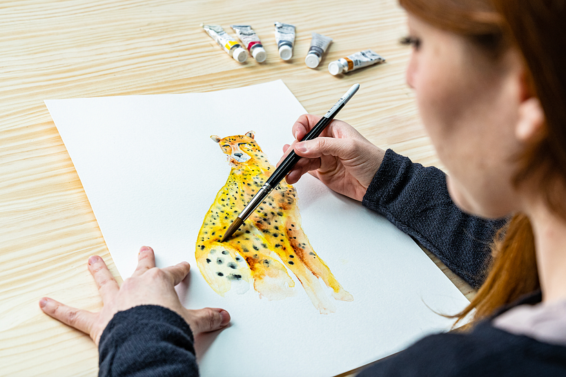 Camino López illustrating with brushes.