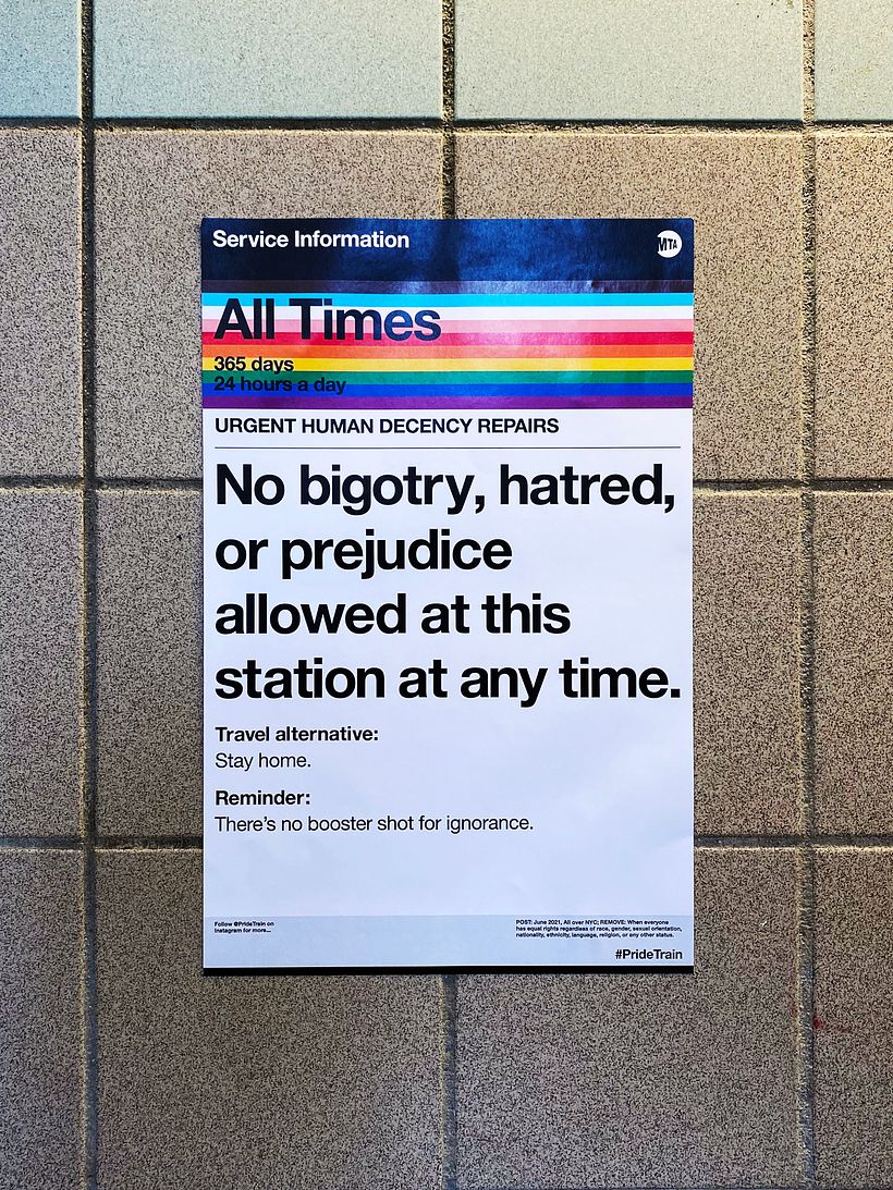 Póster de la campaña Pride Train en una estación del metro de Nueva York.