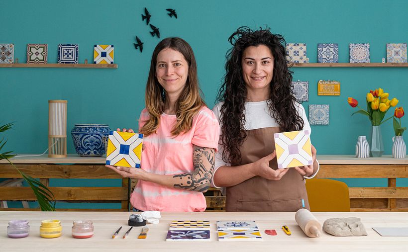 El estudio Gazete Azulejos nació cuando Alba y Marisa se dieron cuenta de que el arte del azulejo estaba en peligro de extinc