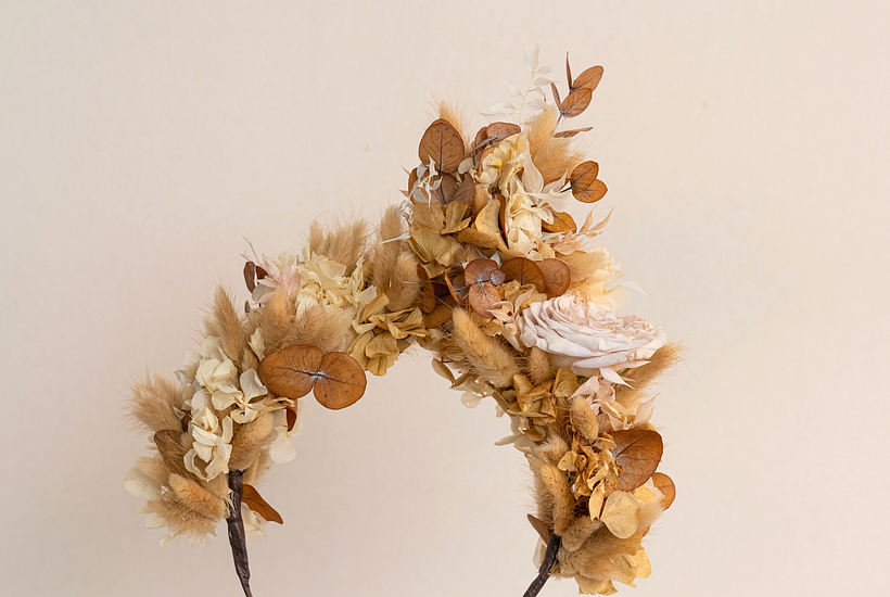 Diadema de la estilista floral Violeta Gladstone.