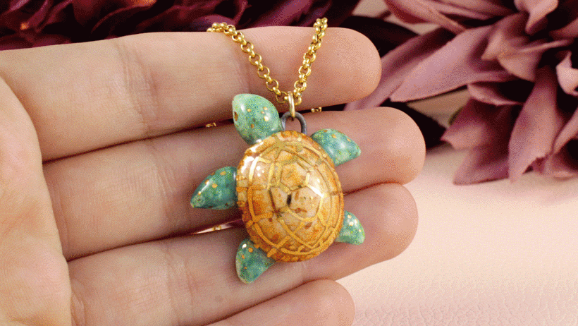 Joias em polymer clay, material que a artista Marisa Clemente domina