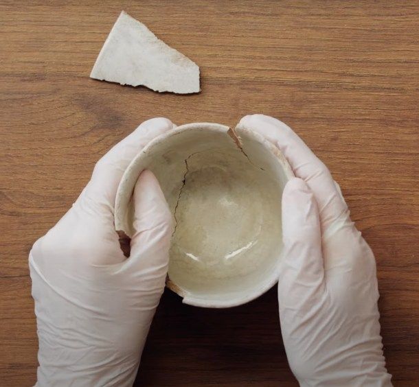 Clara trabaja con guantes de látex.