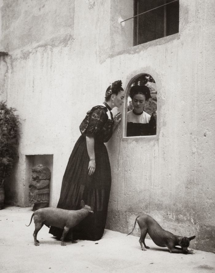 La pintora Frida Kahlo fotografiada por Lola Álvarez Bravo.