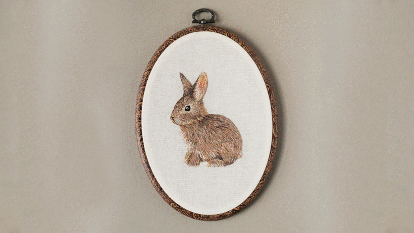 Emillie Ferris crea patrones de bordado contemporáneos, kits listos para bordar, pins y piezas originales en bastidor.