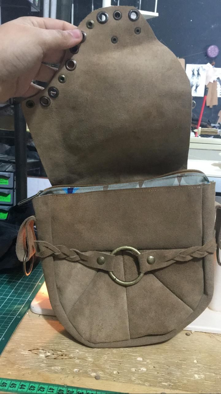 Parte interna possui forro com zíper 