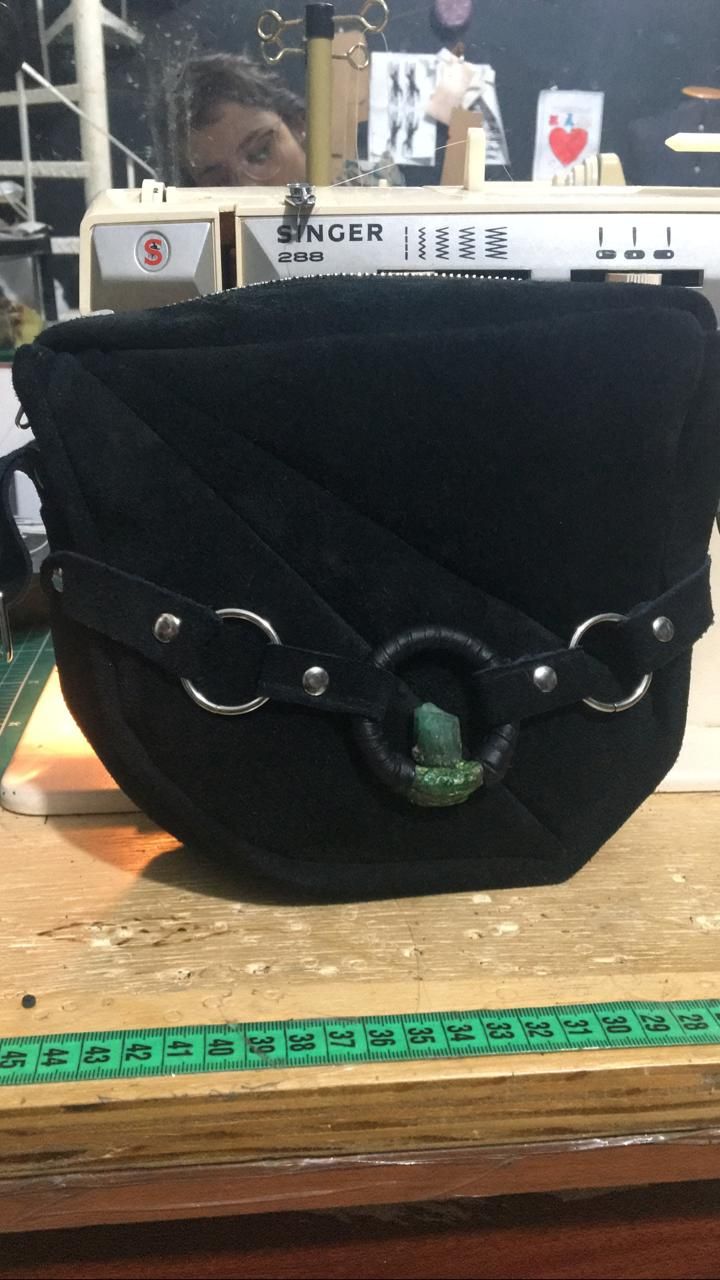 Segundo modelo sem tampa, mais com detalhe na pedra esmeralda bruta 