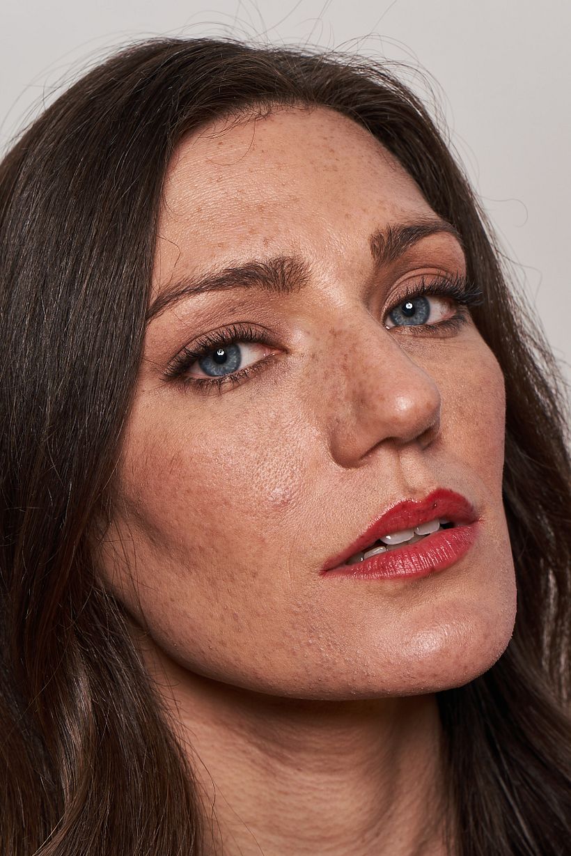 La luz crea sombras debajo de los rasgos más sobresalientes.