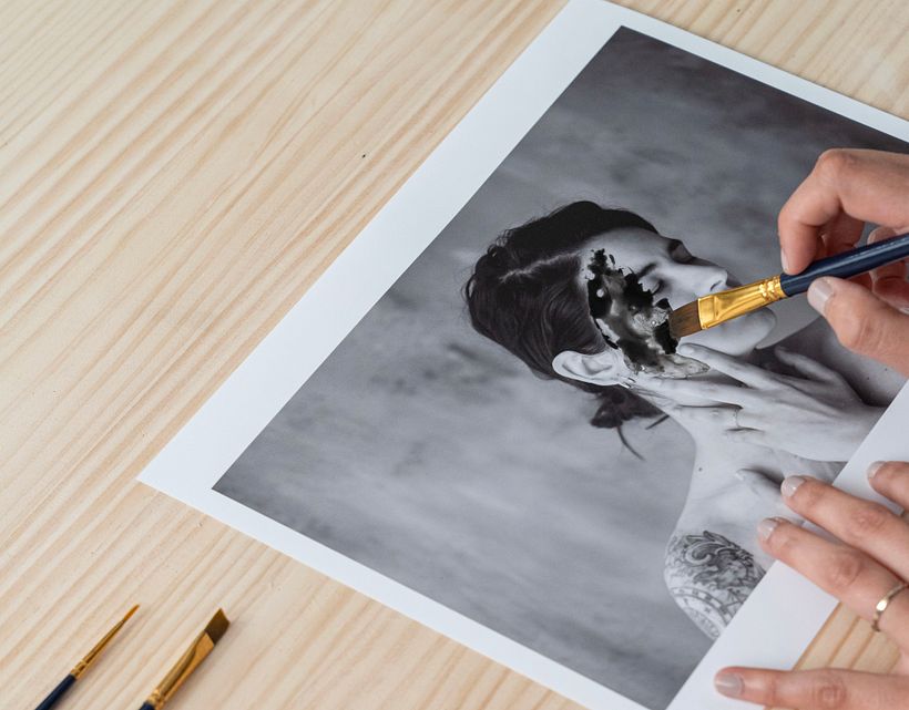 Pintar con pintura acrílica es una de las técnicas utilizadas por Danny Bittencourt para crear sus fotografías híbridas.