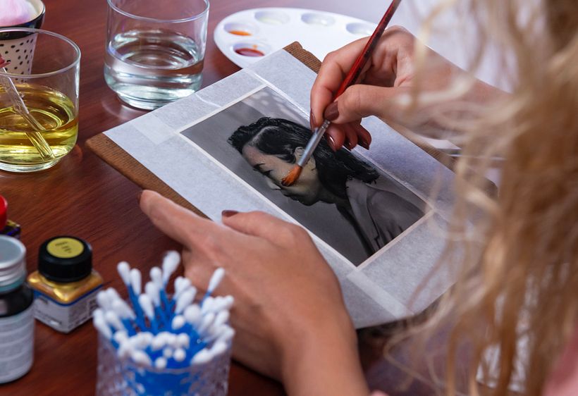 La técnica de pintar sobre fotografías es la especialidad de Carine Wallauer.