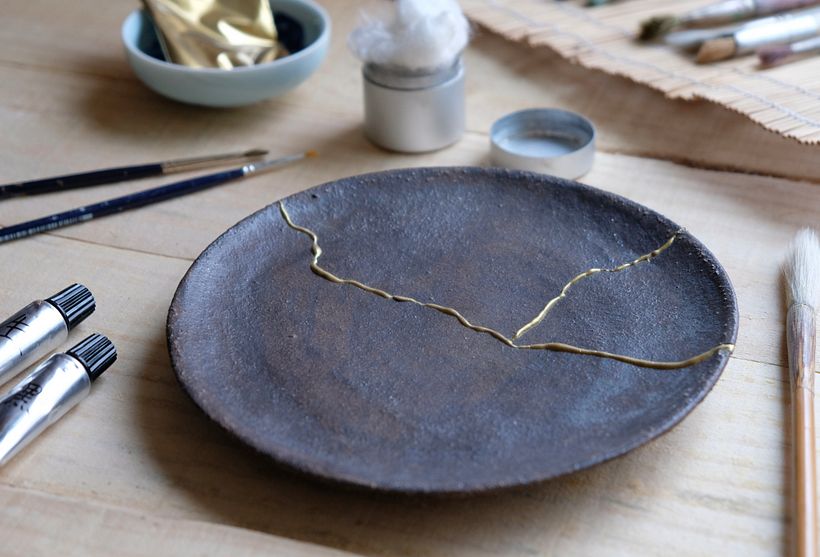 Kintsugi is an ancestral technique that uses gold dust to mend cracked pottery.