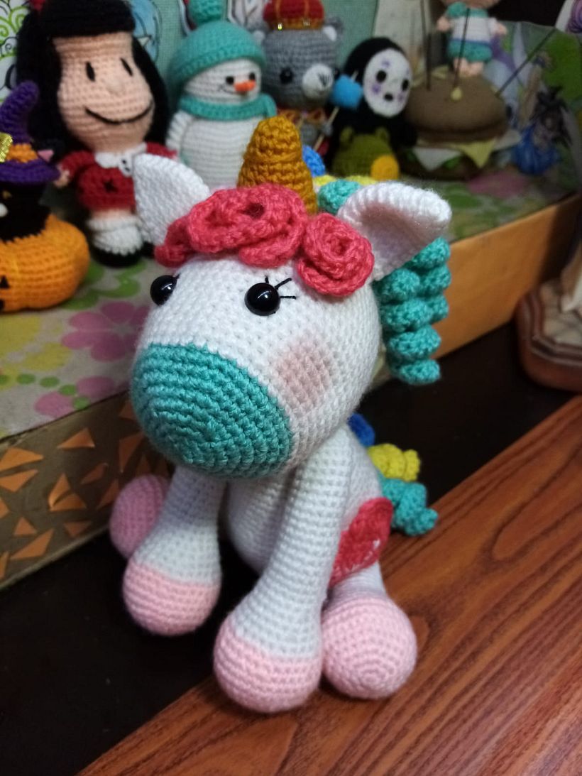 unicornio que tejí con un tutorial de youtube