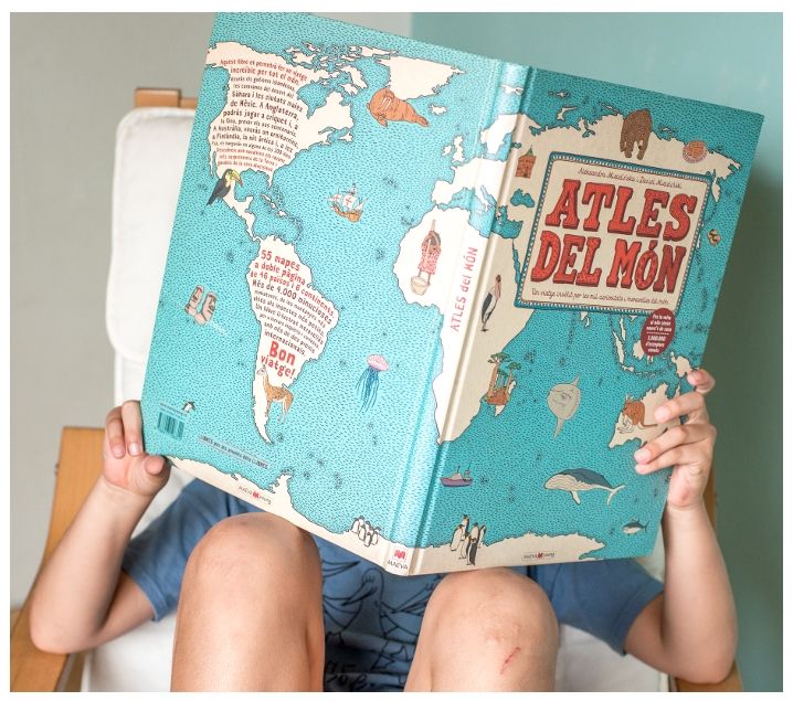 Atlas del Mundo es un libro de mapas enorme y repleto de información ilustrada en miniaturas.