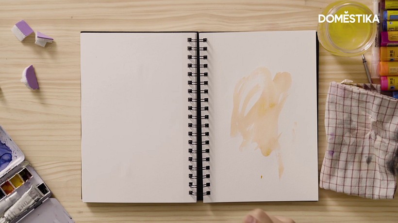 Numa folha de papel, ou base da sua escolha, crie uma mancha aleatória de tinta