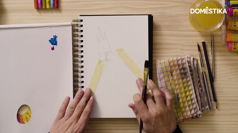 Use fita adesiva para delimitar espaços e formas no papel, além de definir onde irá pintar, ilustrar ou carimbar