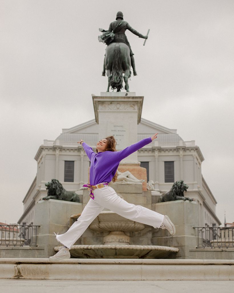Clara saltando atrás do Palácio Real em Madrid