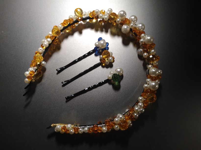 La diadema con las tres horquillas.