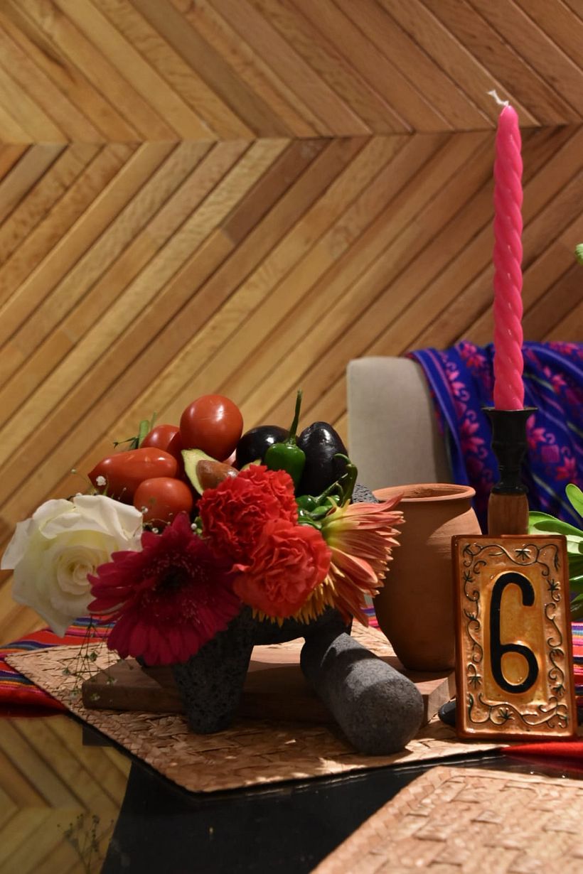 Montaje de mesa noche mexicana y arreglos románticos  7