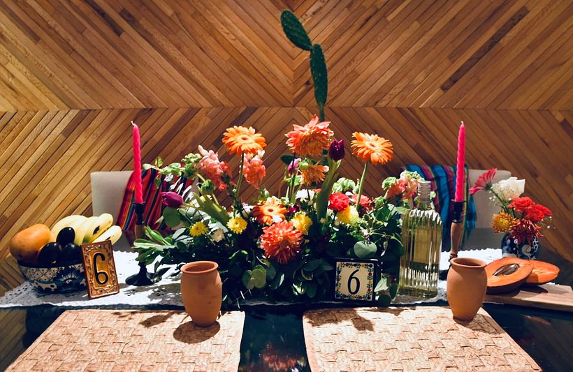 Montaje de mesa noche mexicana y arreglos románticos  8