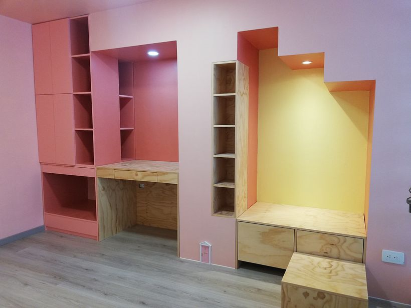 Vista general del proyecto ejecutado. Área del niño y escritorio, así como estantería.