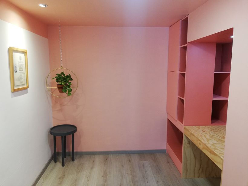 Vista general del proyecto ejecutado: detalle de mesita y vegetación