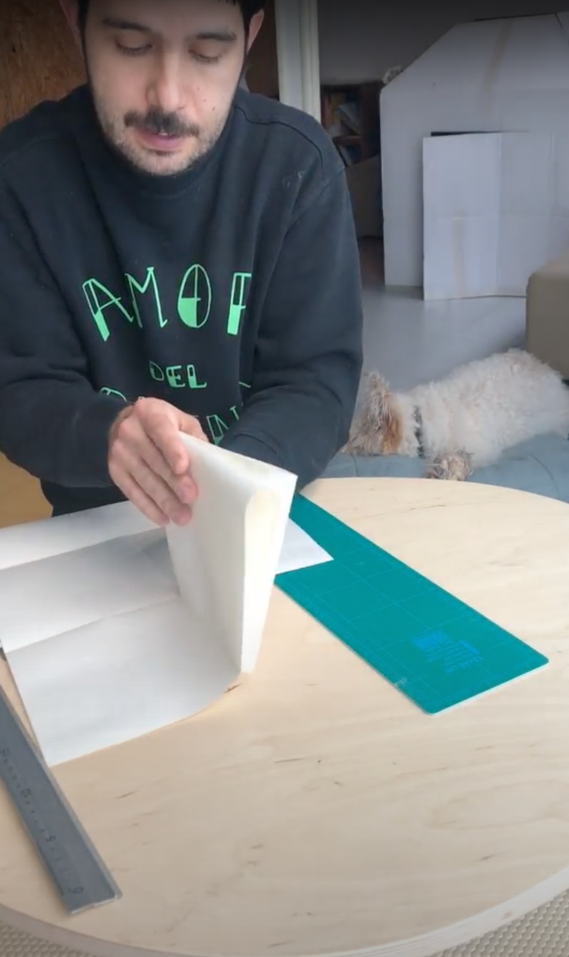 En este cuadrado, doblamos hacia fuera para que los pliegues de papel no se molesten.