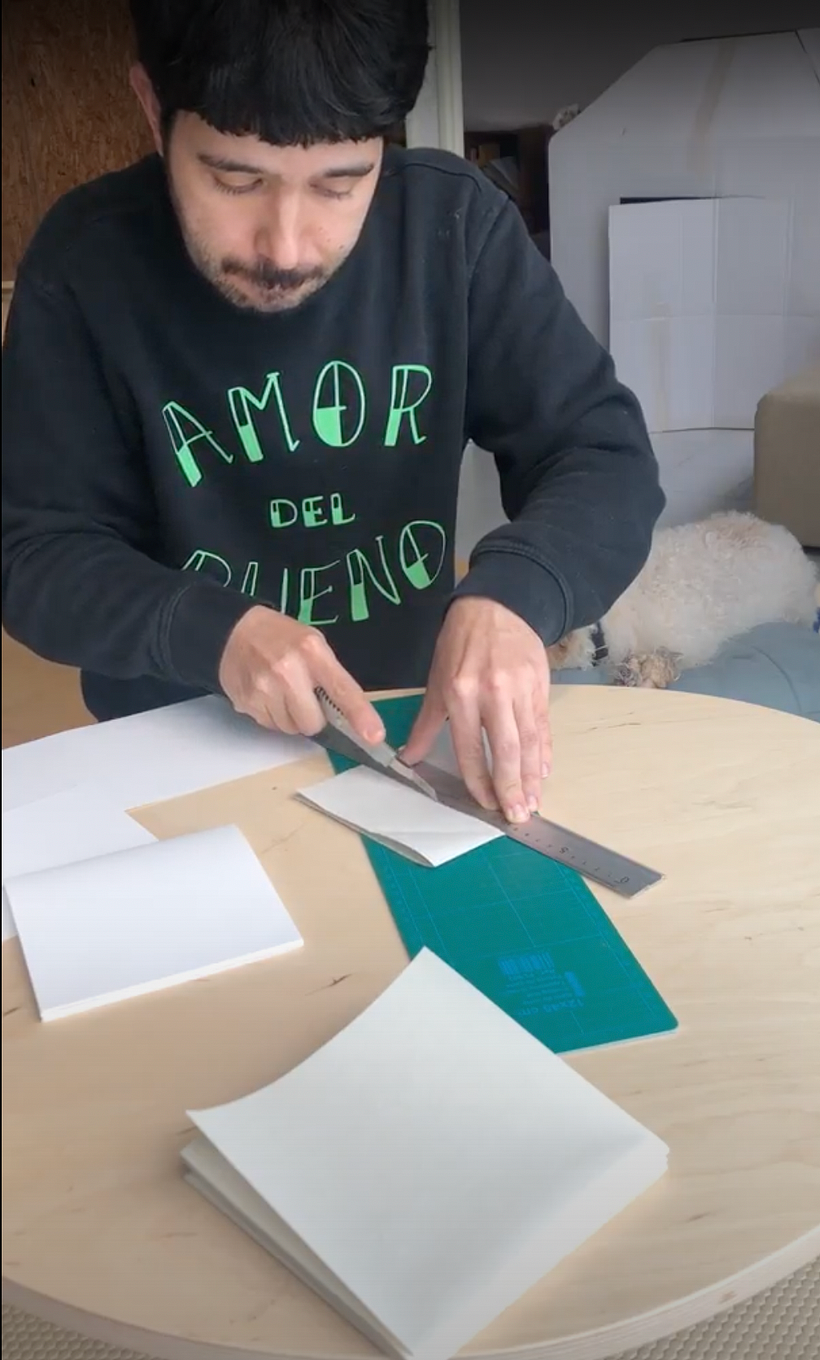 Dobla la hoja por la mitad, haz un triángulo y corta por la línea.