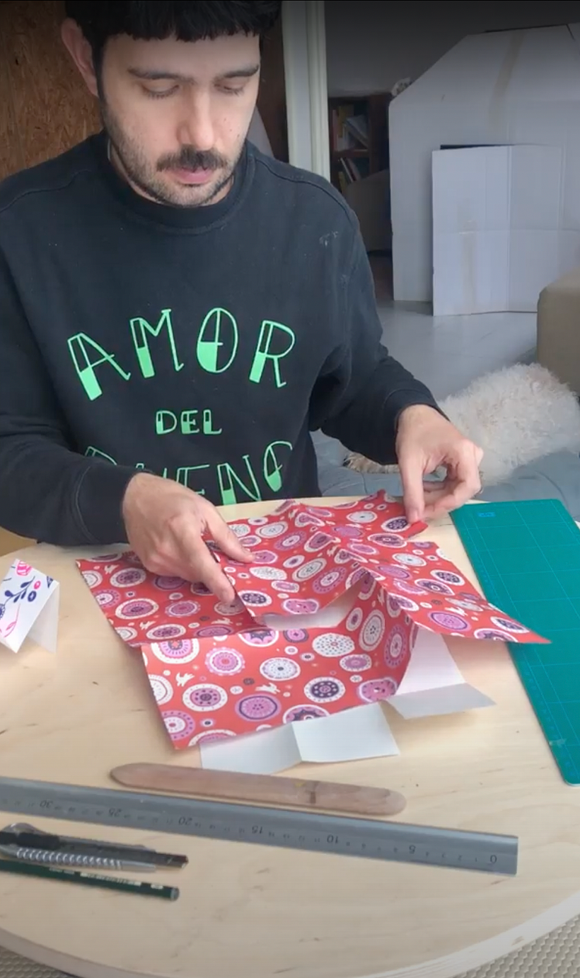 El cuaderno con papeles de colores.
