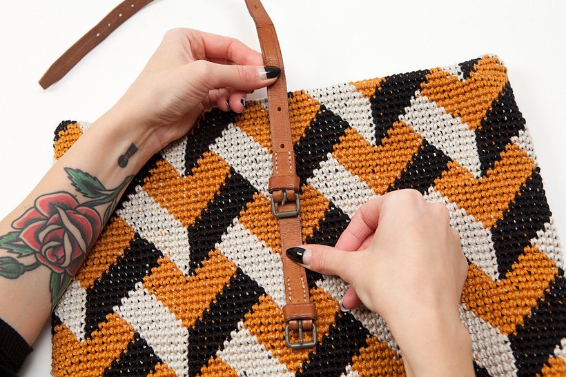 Lato bag, sewing the handle in place.