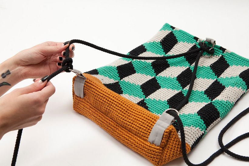 Kuutio backpack, fixing handles in place.