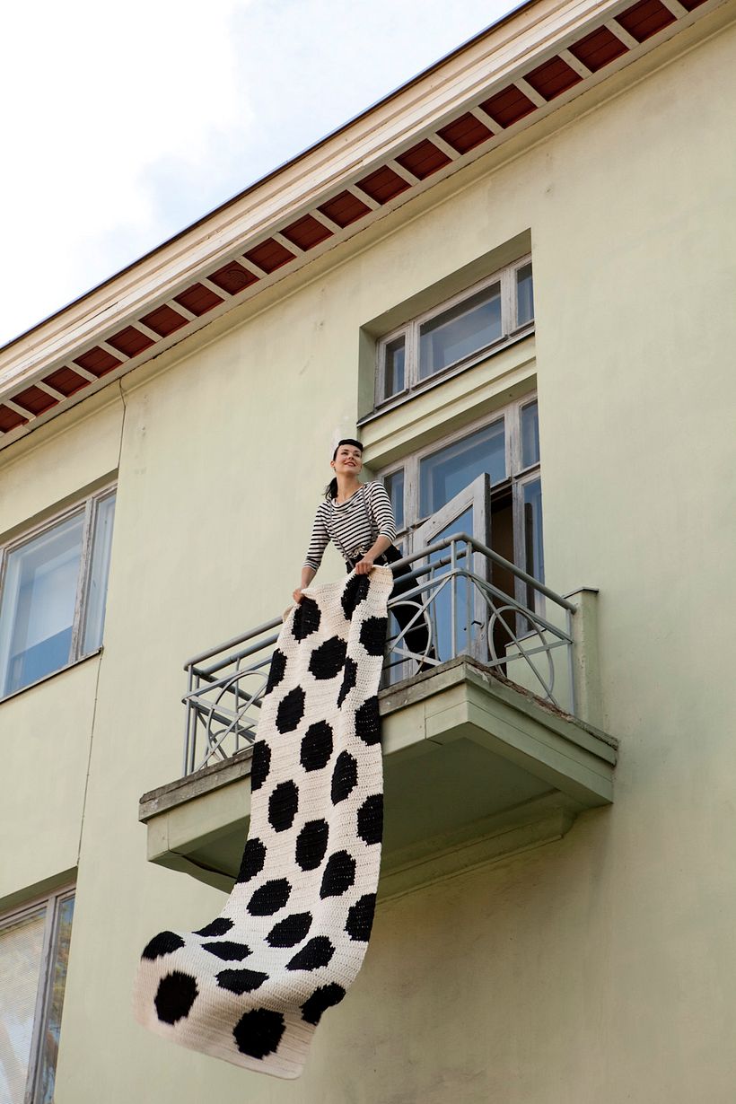 The biggest work of the book; a 2,5 m long dotted rug, weight 9 kg.