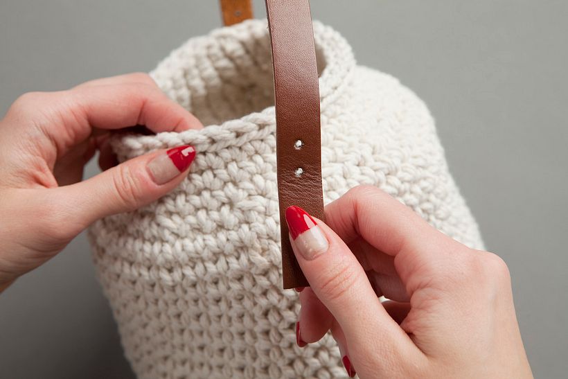 Attaching leather handle to Tonkka.