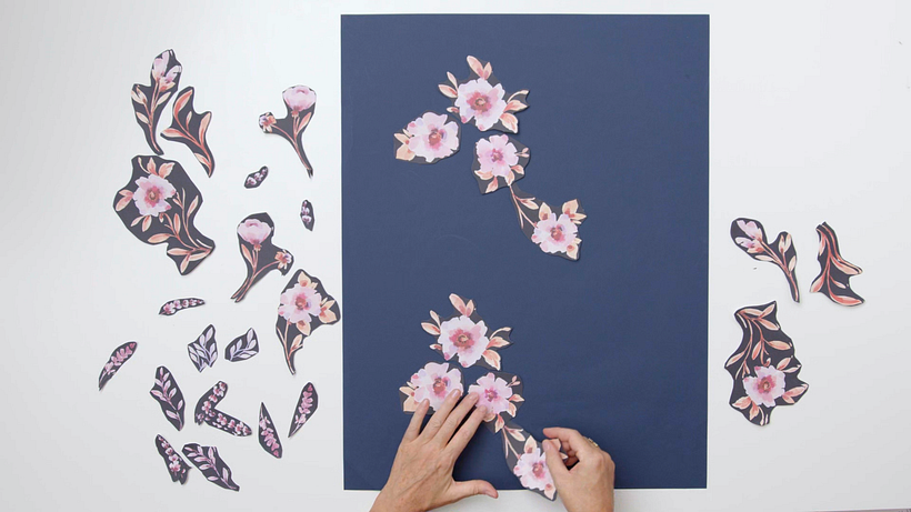 Crea composiciones iguales de cada lado del papel para generar repeticiones.