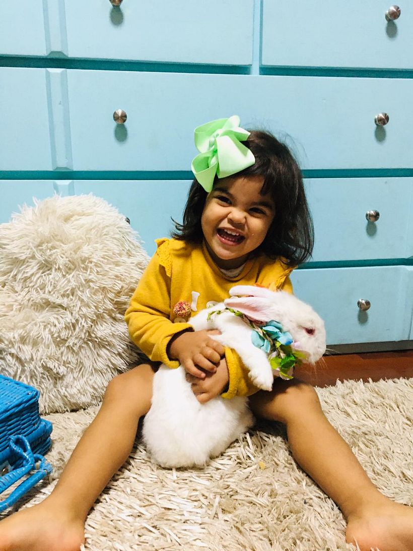Pelusa jugando con Maita .🐇👶