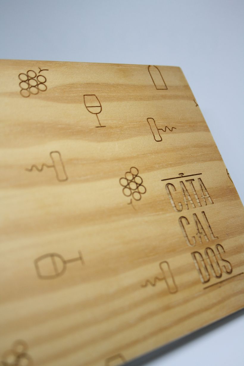 Detalle de pirograbado en madera. Parte delantera.