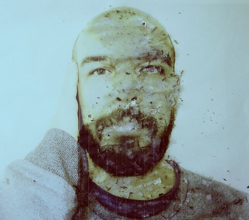 Técnica: raspagem sobre fotografia impressa.