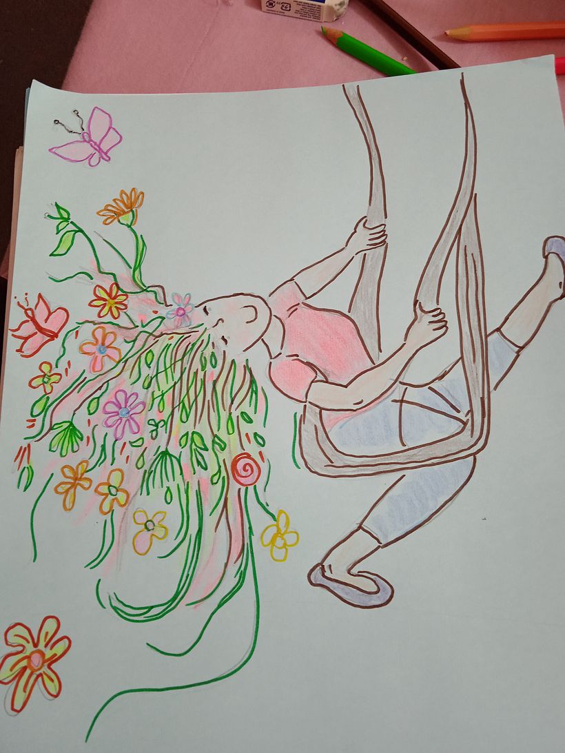 Menina dos cabelos florais ao movimento do vento