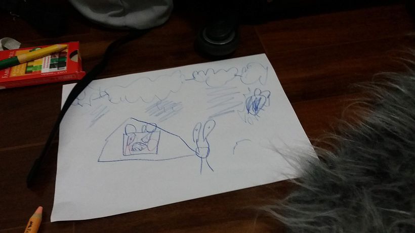 Registros do desenho da história de vivi brincando de desenhar com vovó