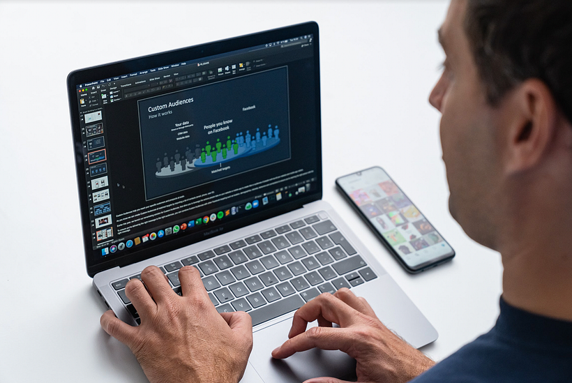 Guillermo Medina analizando campañas de marketing.