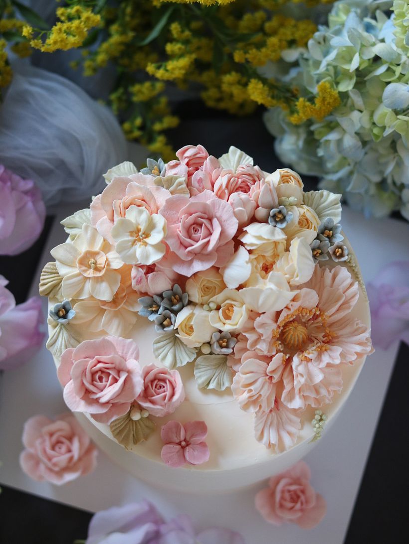 Buttercream Flower Cake & Cupcake 8