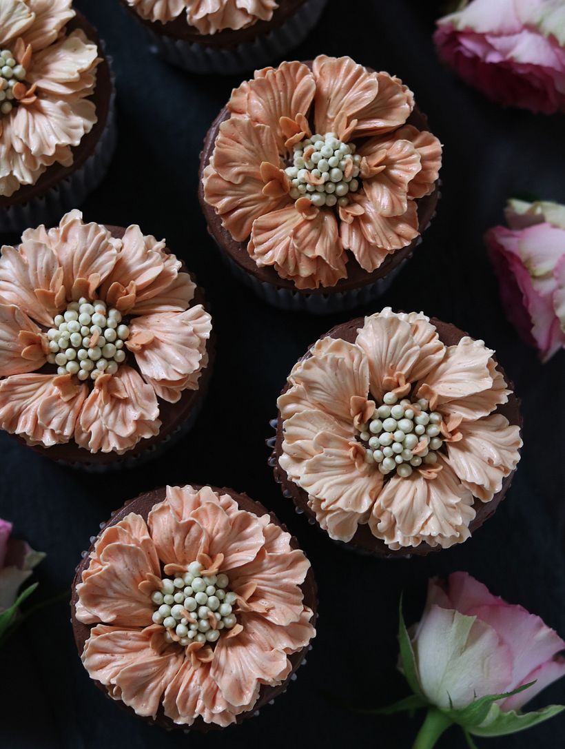 Buttercream Flower Cake & Cupcake 14