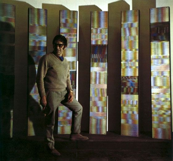 Carlos Cruz-Diez frente a "Colonnes Chromointerférentes", 1969.