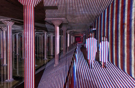 "Spatial Chromointerference" es una de sus instalaciones de luz más reconocidas.