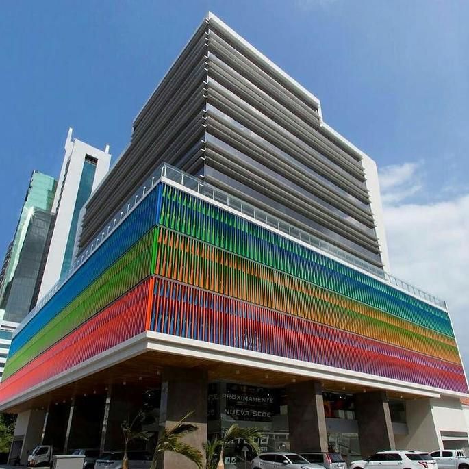 Edificio intervenido por Cruz-Diez, Panamá.