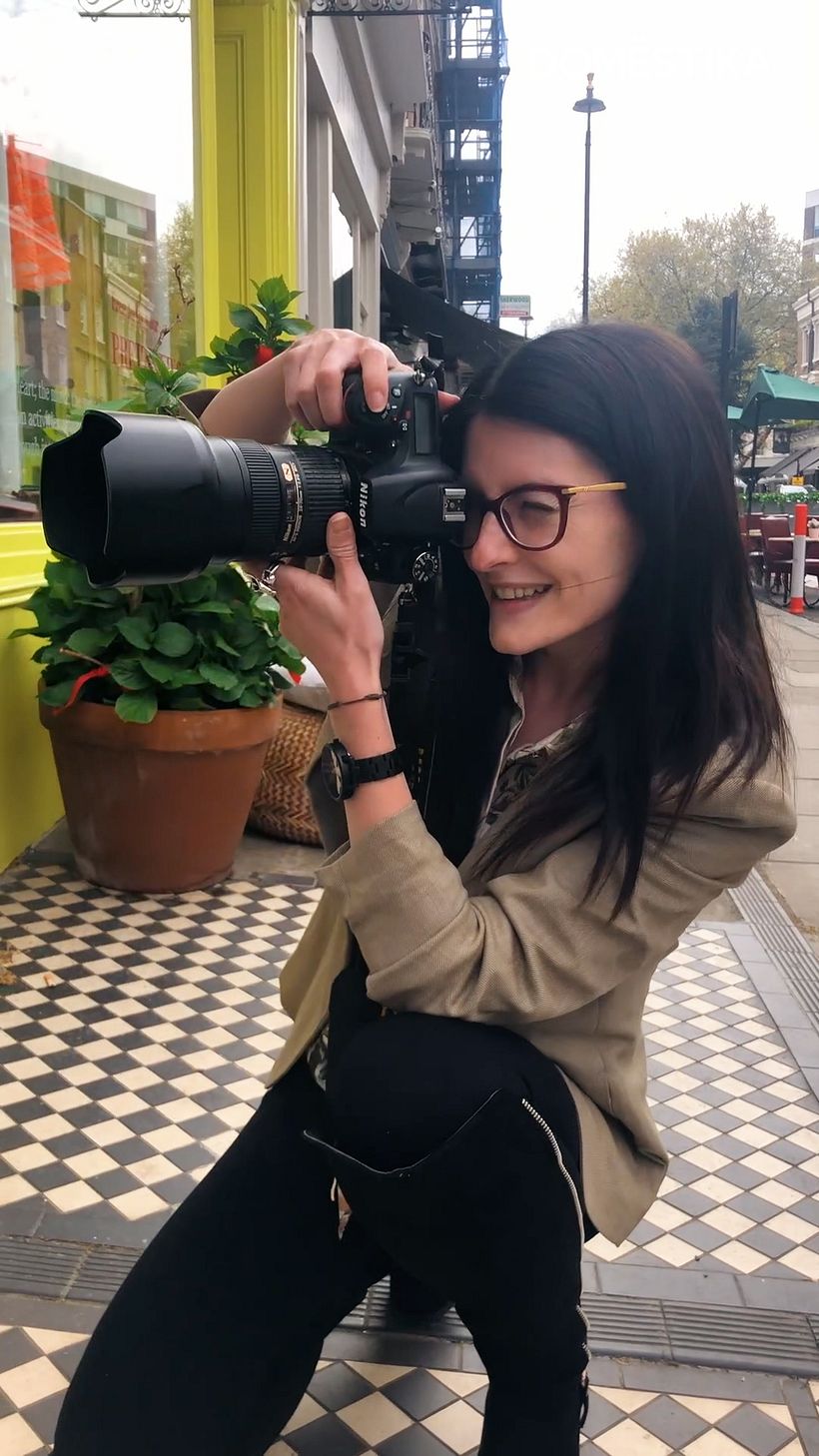 Emma-Jane Lewis tomando fotos en las calles de Londres.