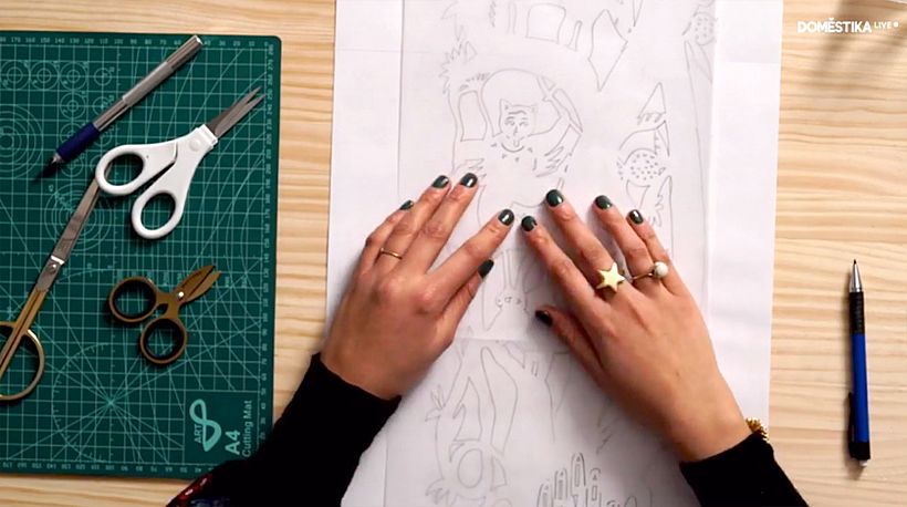 Karishma esboçou sua árvore da vida em papel vegetal previamente