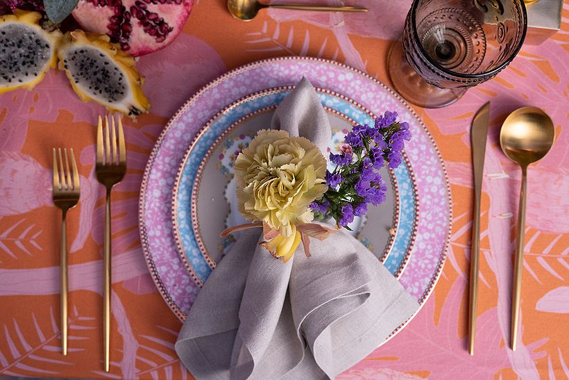 O design floral apresenta infinitas possibilidades artísticas. Composição por Ora Floral Agency